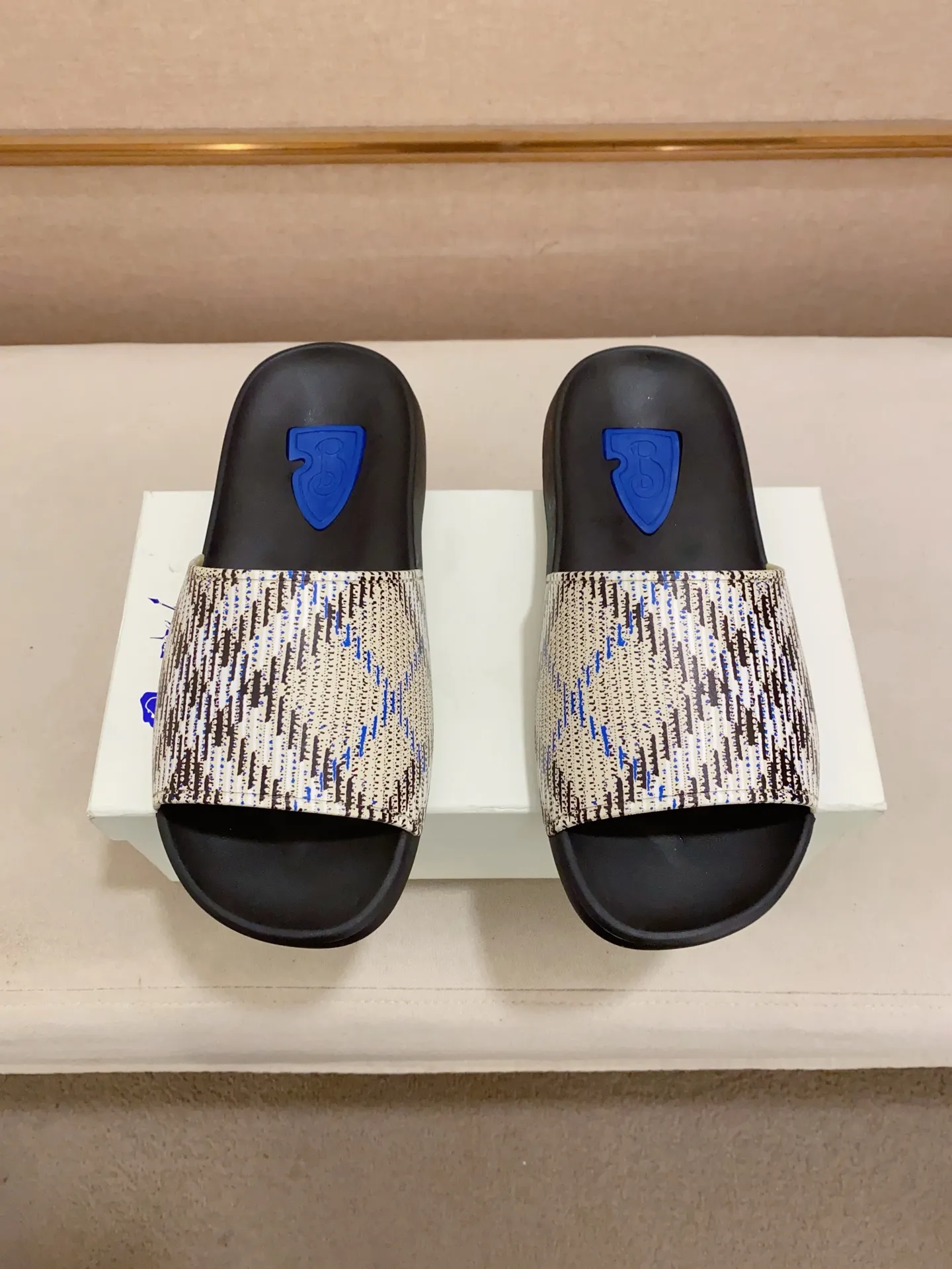 Men's shoes 💰: 320💰 [Burberry slippers] High-end men's shoes brand official website 1:1 latest masterpiece: original mold customization, the fabric is made of imported original rubber material, upgraded outsole, lighter and non-slip. The market's top quality, simple yet tasteful, a must-have for fashionistas, fashionable at your feet, full of confidence, the same style at the counter 👍The season of summer slippers is here. Code: 39-46